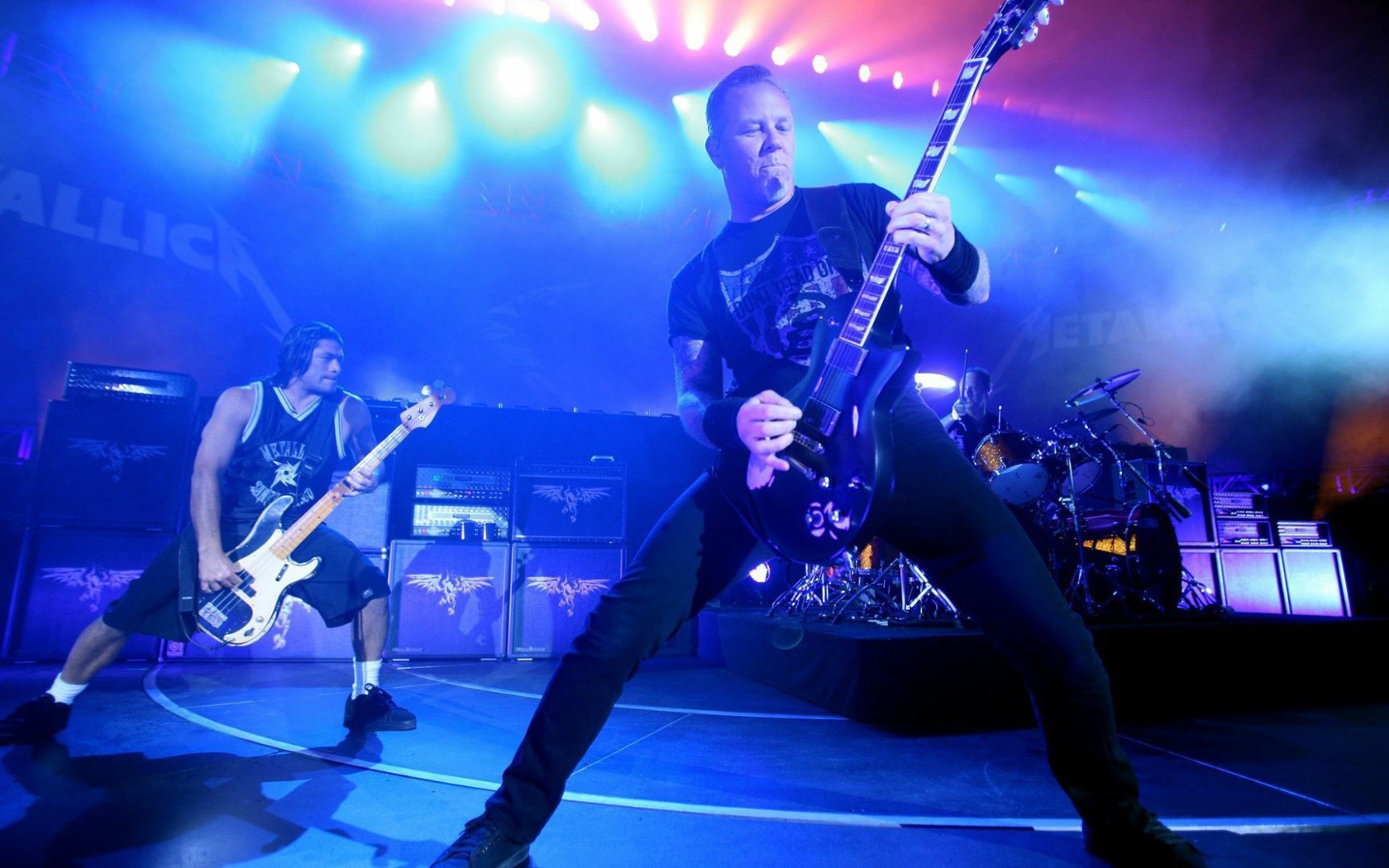 Гитаристы на сцене