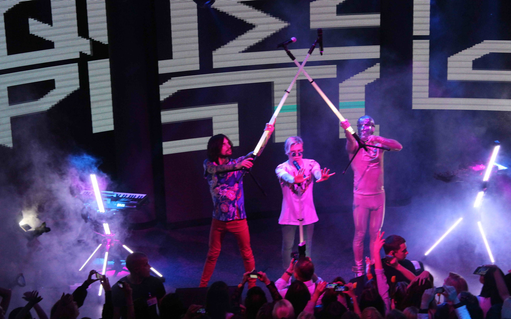 Сражение на микрофонах на концерте Quest Pistols