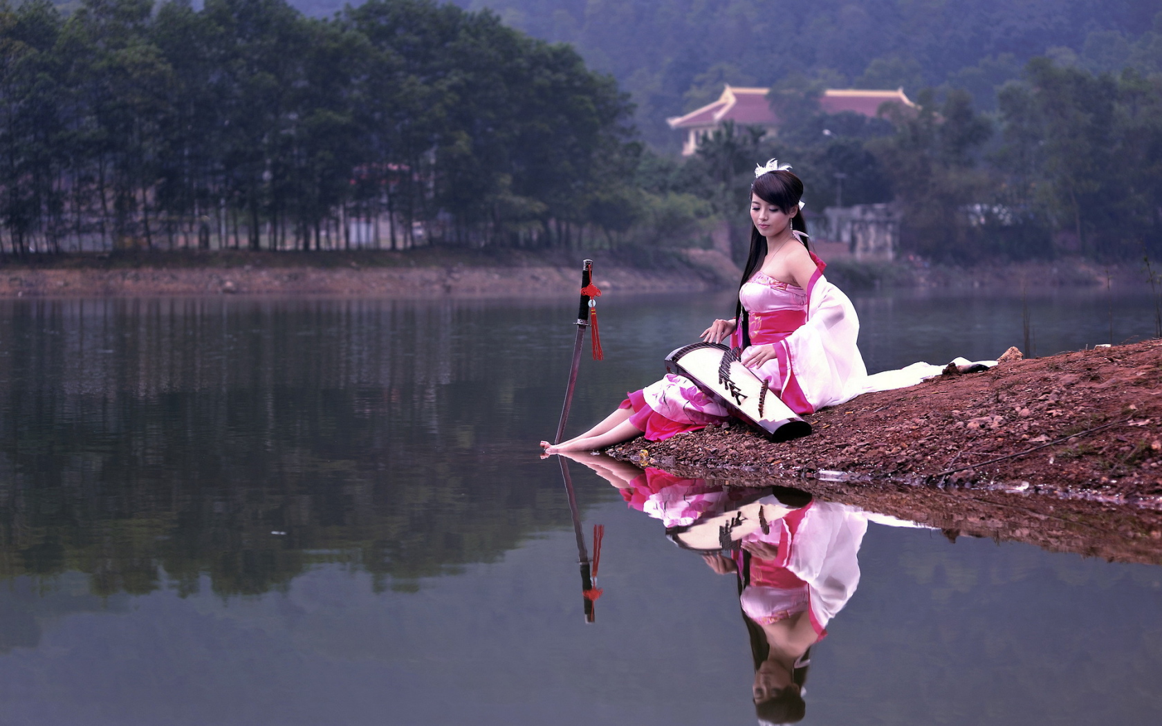 Девушка на берегу озера