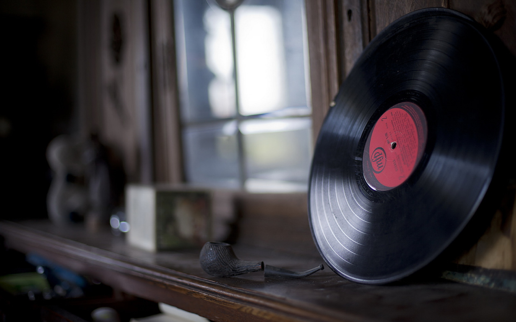 Старая пластинка на полке