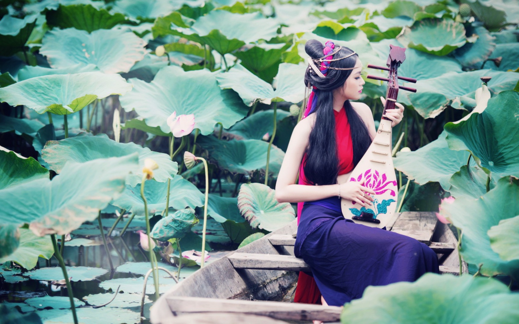 Женщина в лодке