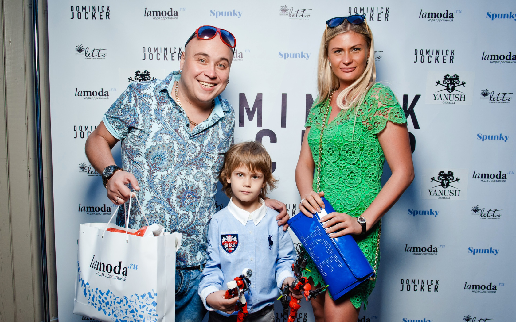 Доминик Джокер с семьей на открытии ресторана