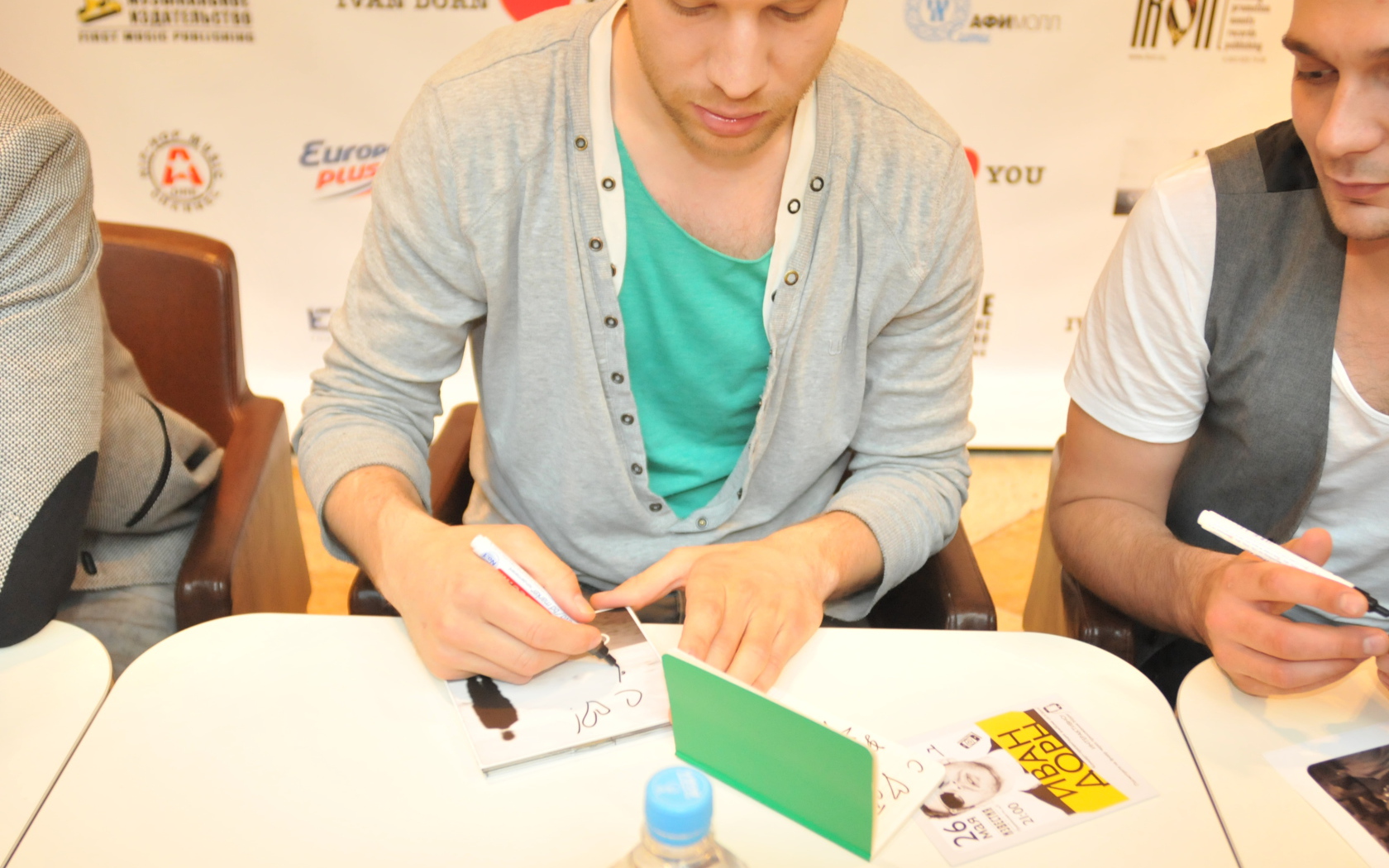 Иван Дорн раздает автографы