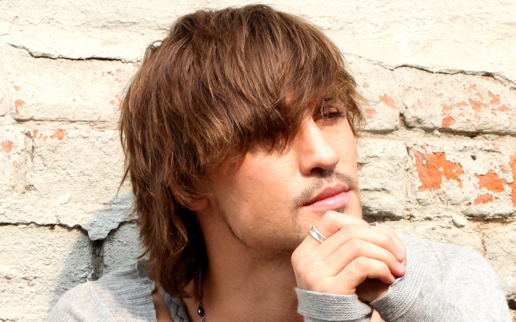 Дима Билан возле кирпичной стены