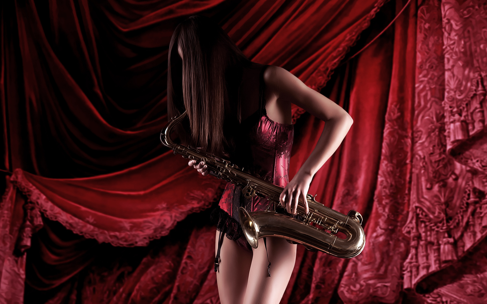 Девушка с саксофоном