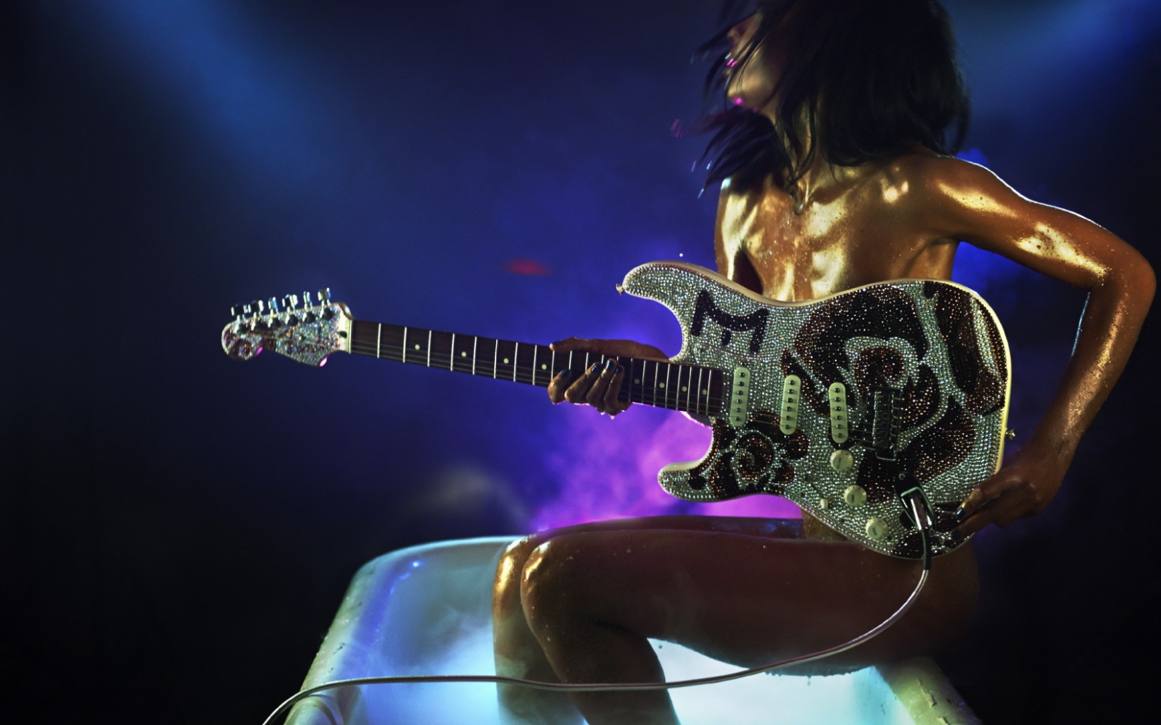 Девушка в ванной с гитарой