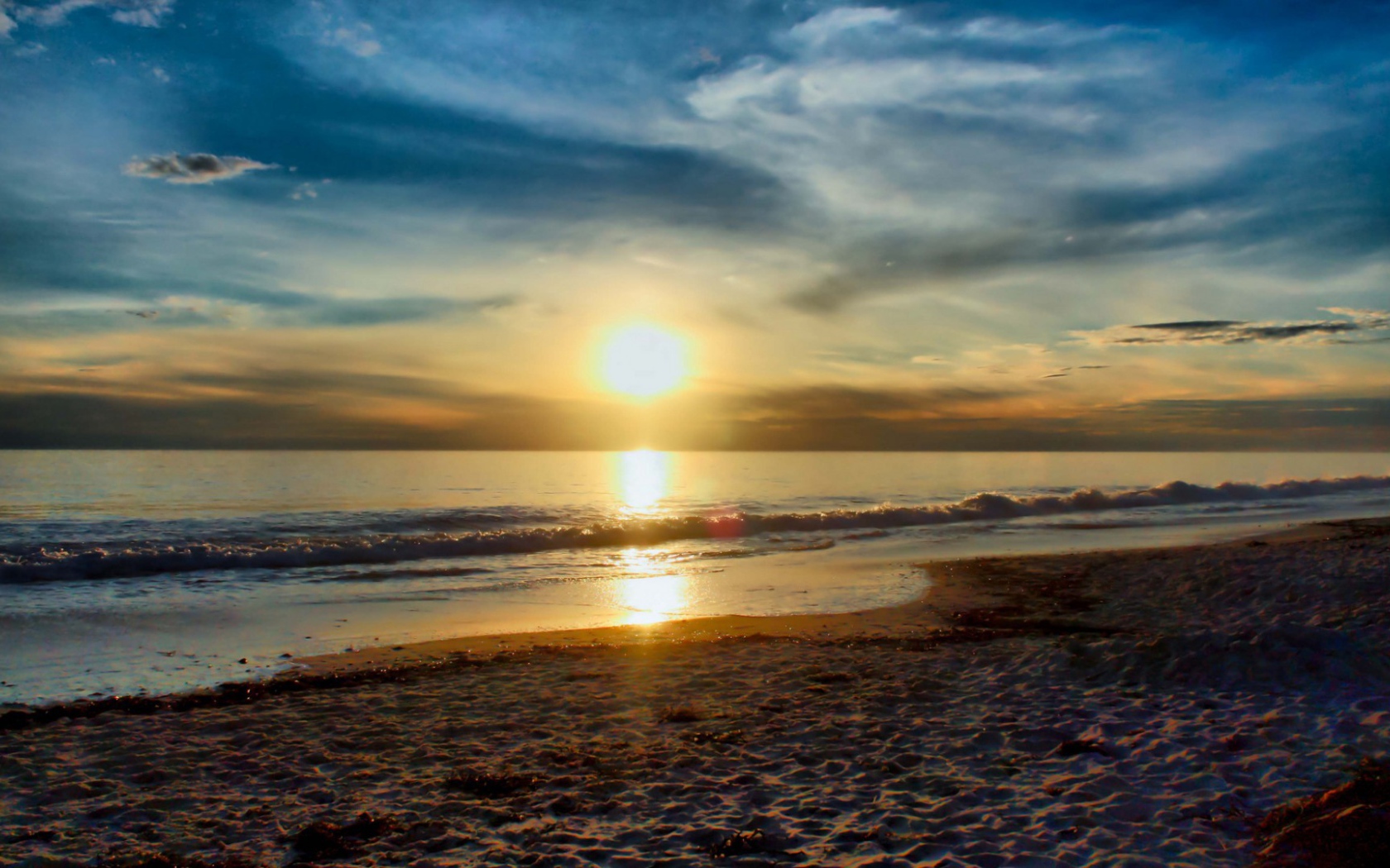 Tихий пляж на рассвете