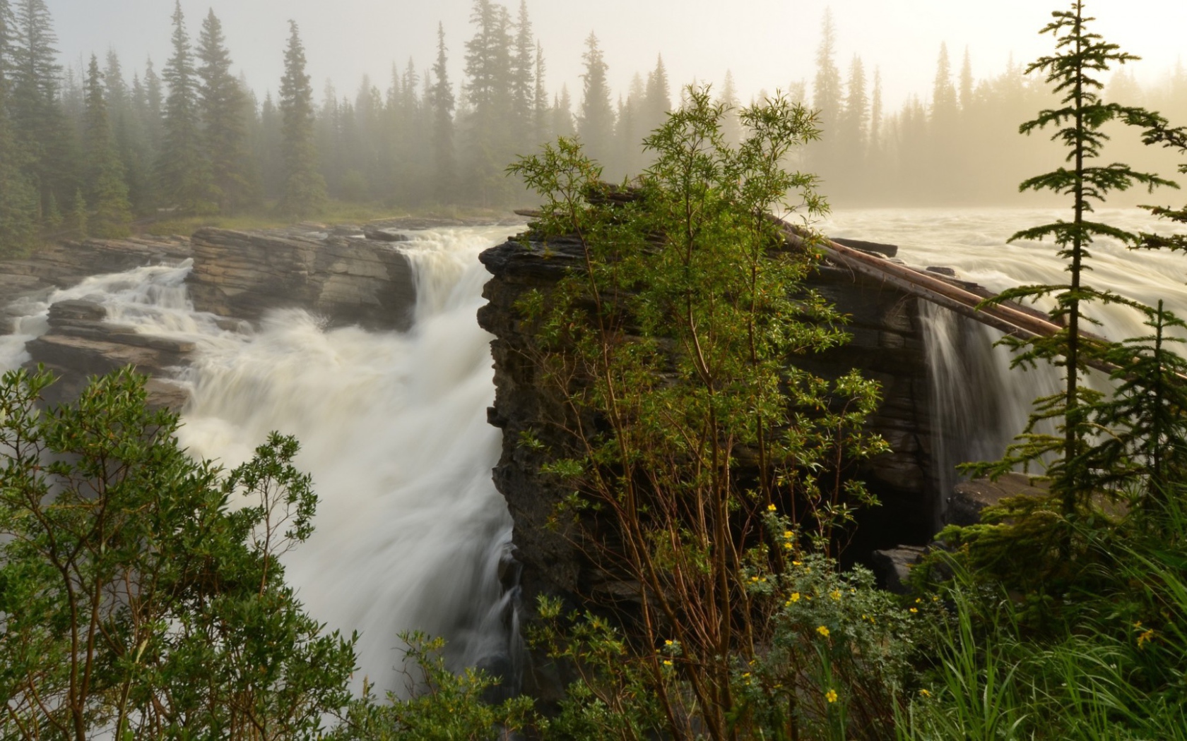 Водопад на камнях