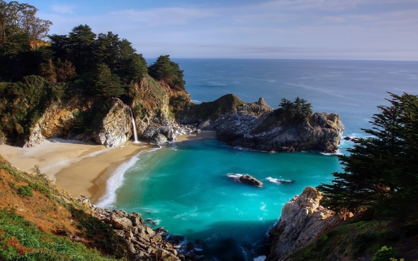 Небольшой пляж с водопадом