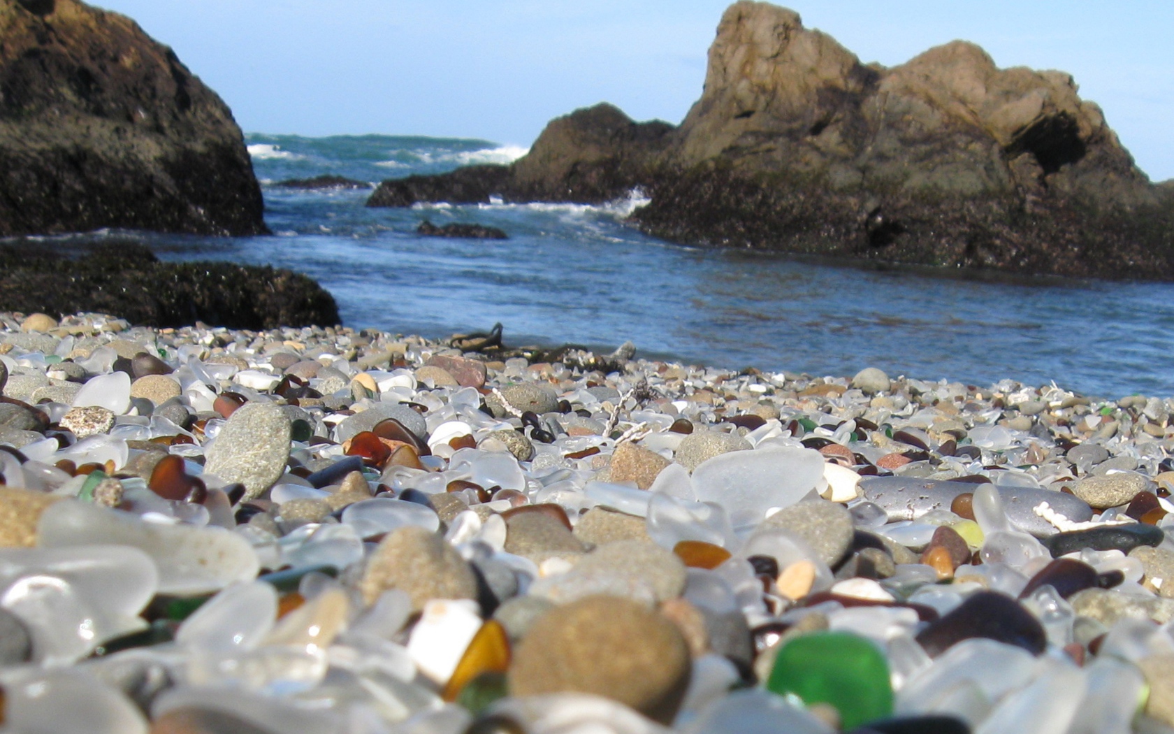 Пляж покрытый стеклом