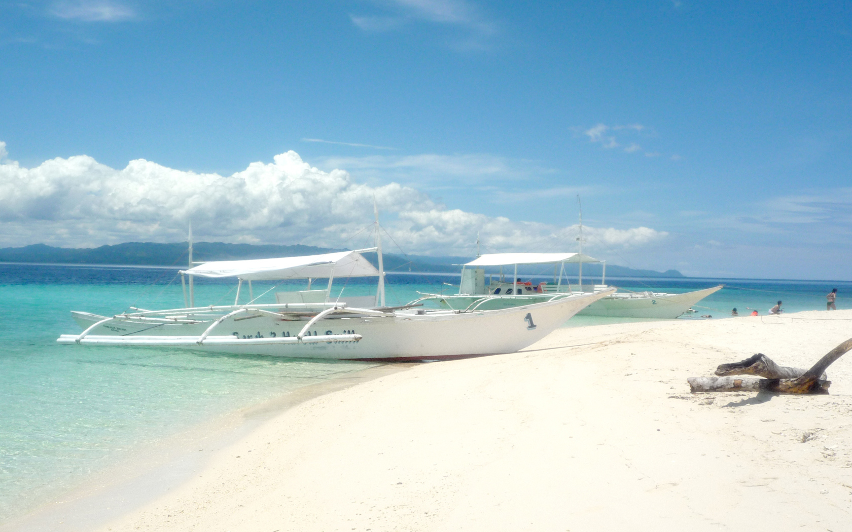 Пляж из белого песка