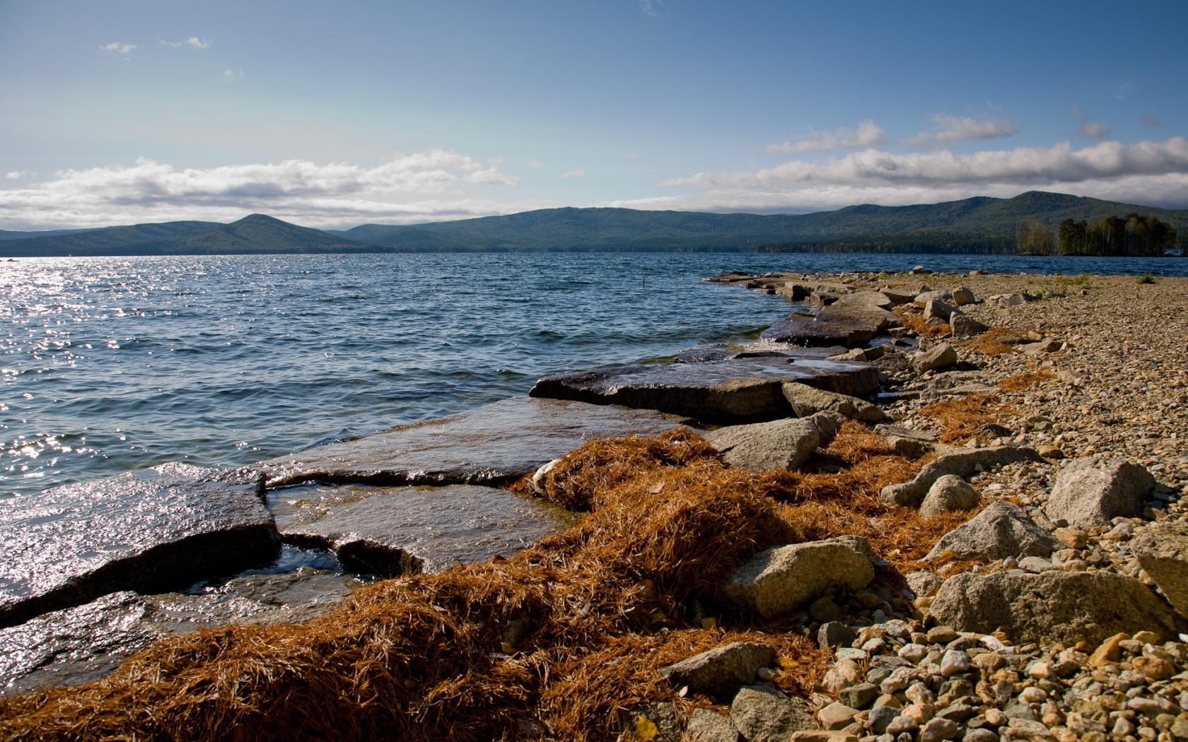 Золотой пляж на озере Тургояк