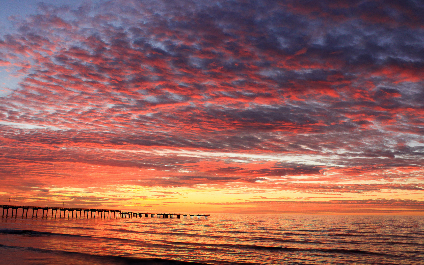 Розовые облака над пляжем