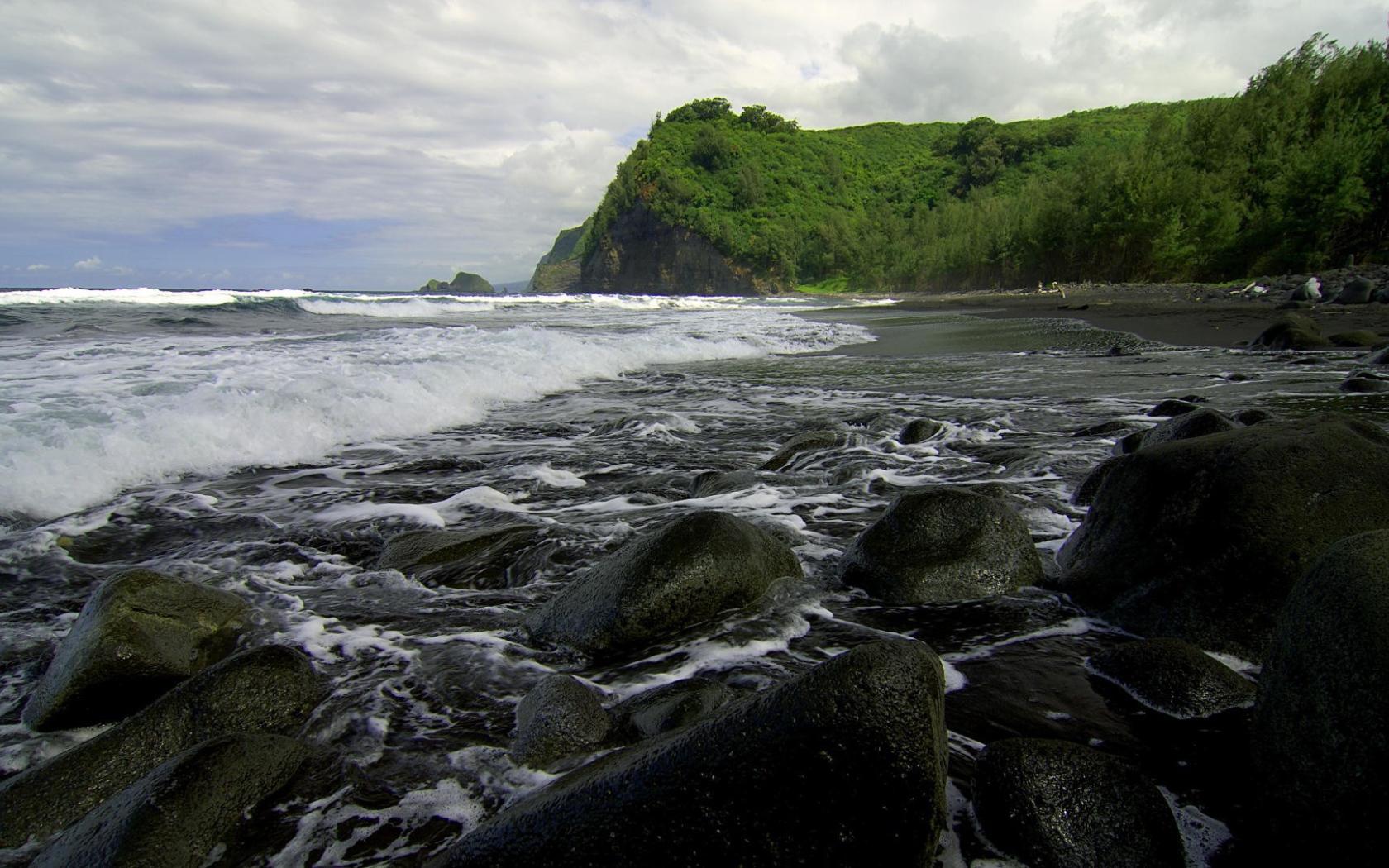 Каменистый пляж на Гаваях