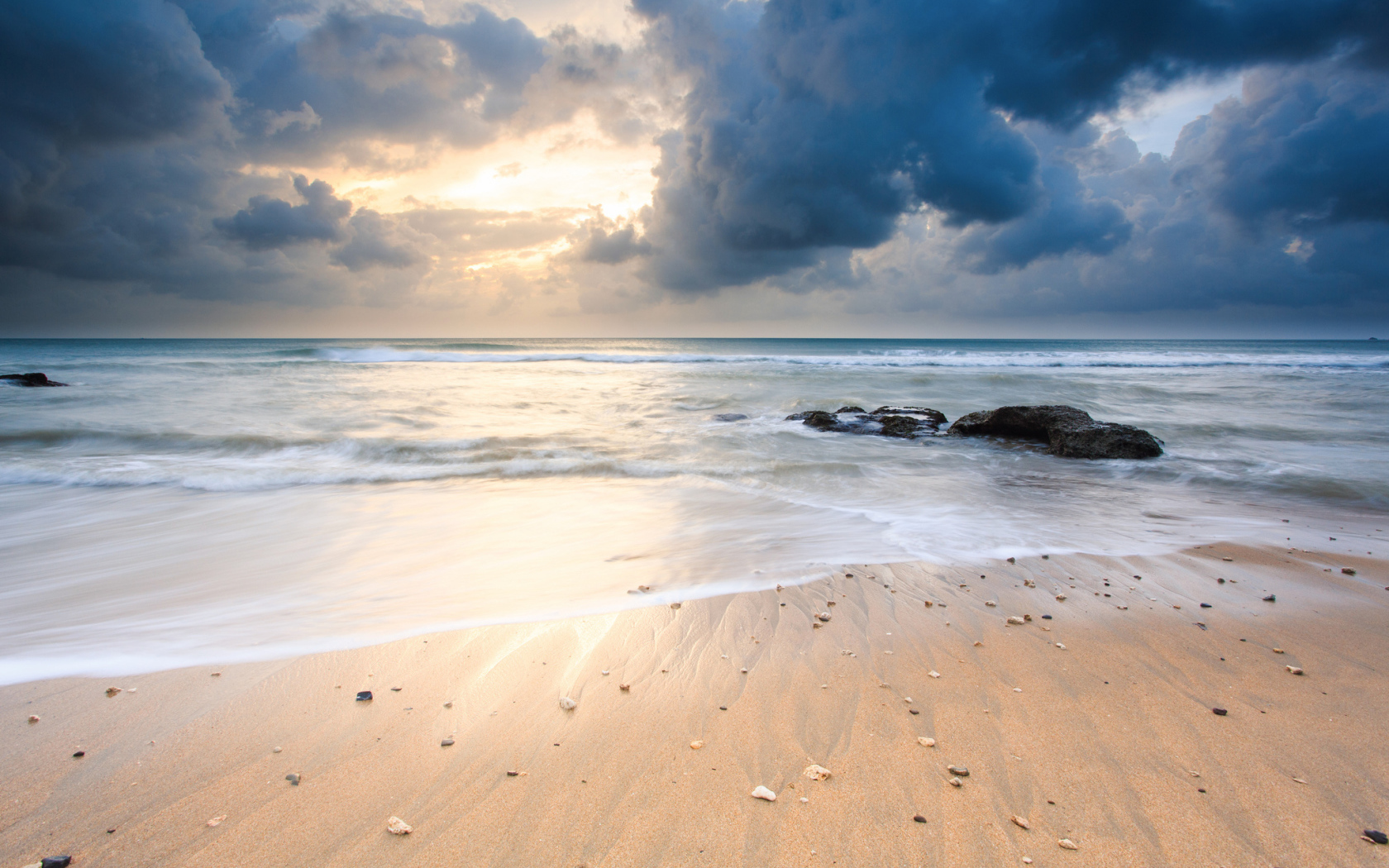 Черные облака над пляжем
