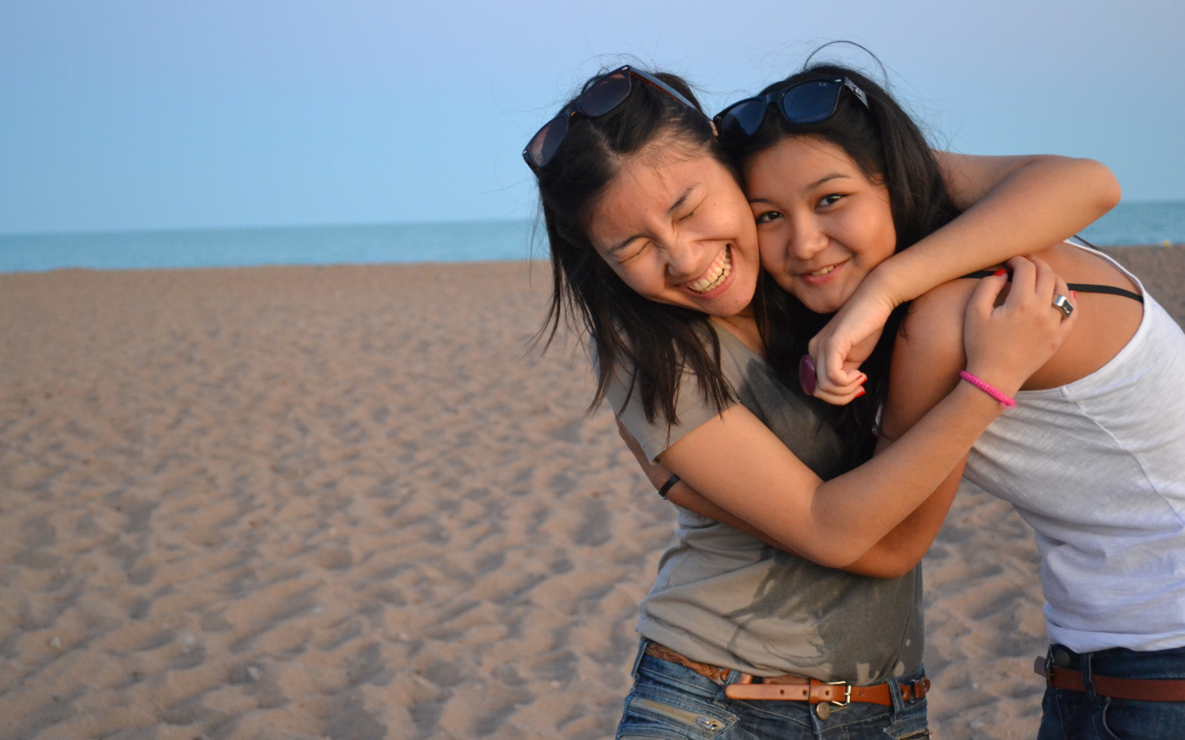 Обычные девушки на пляже