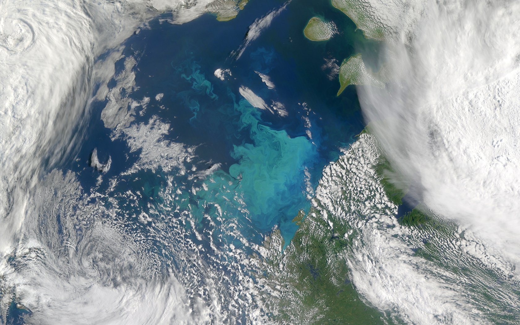 Вид на облака из космоса