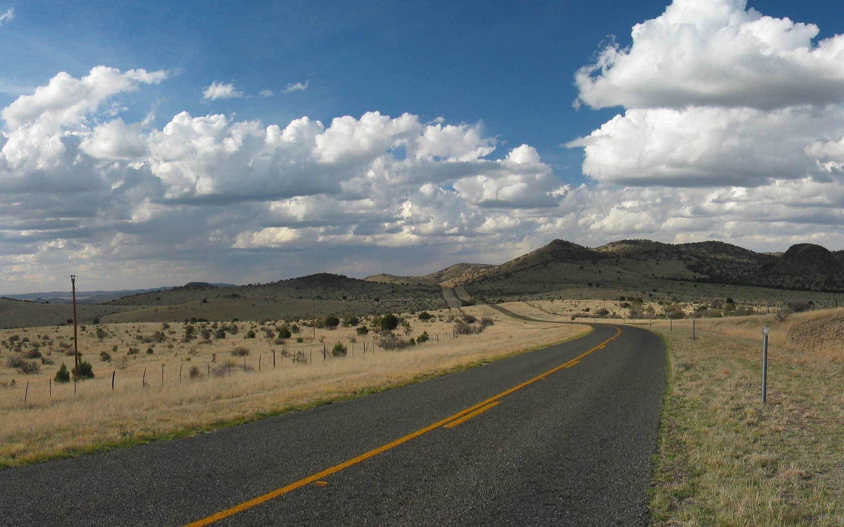 Дорога через поле в горы