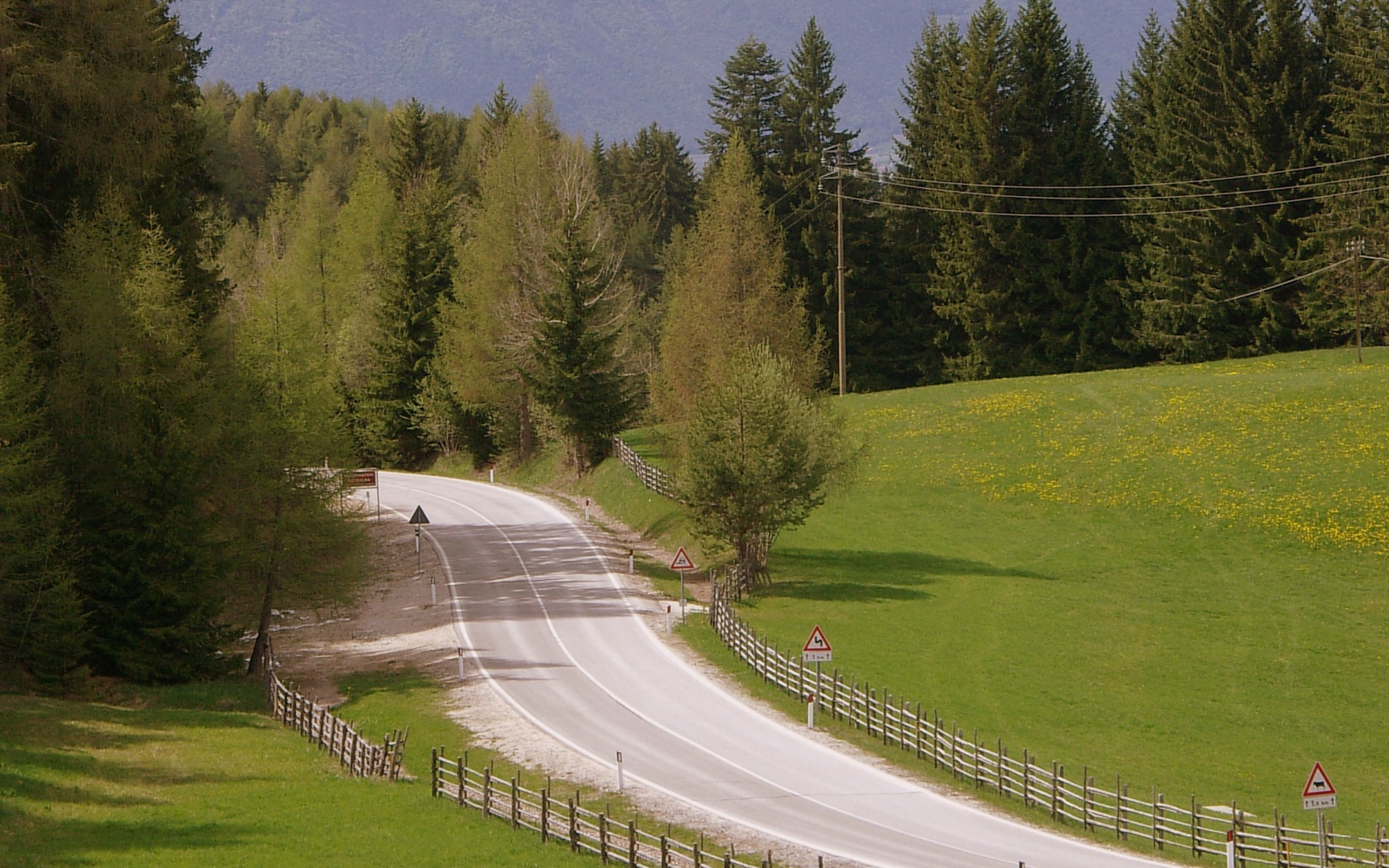 Забор вдоль дорги