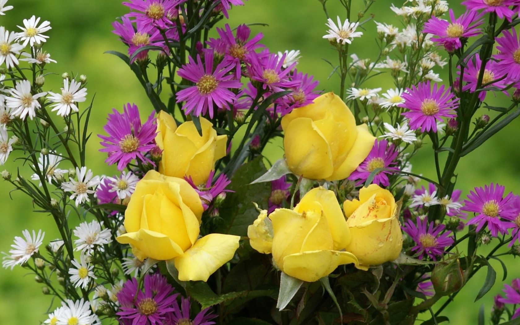 Жёлтые розы и другие цветы в букете