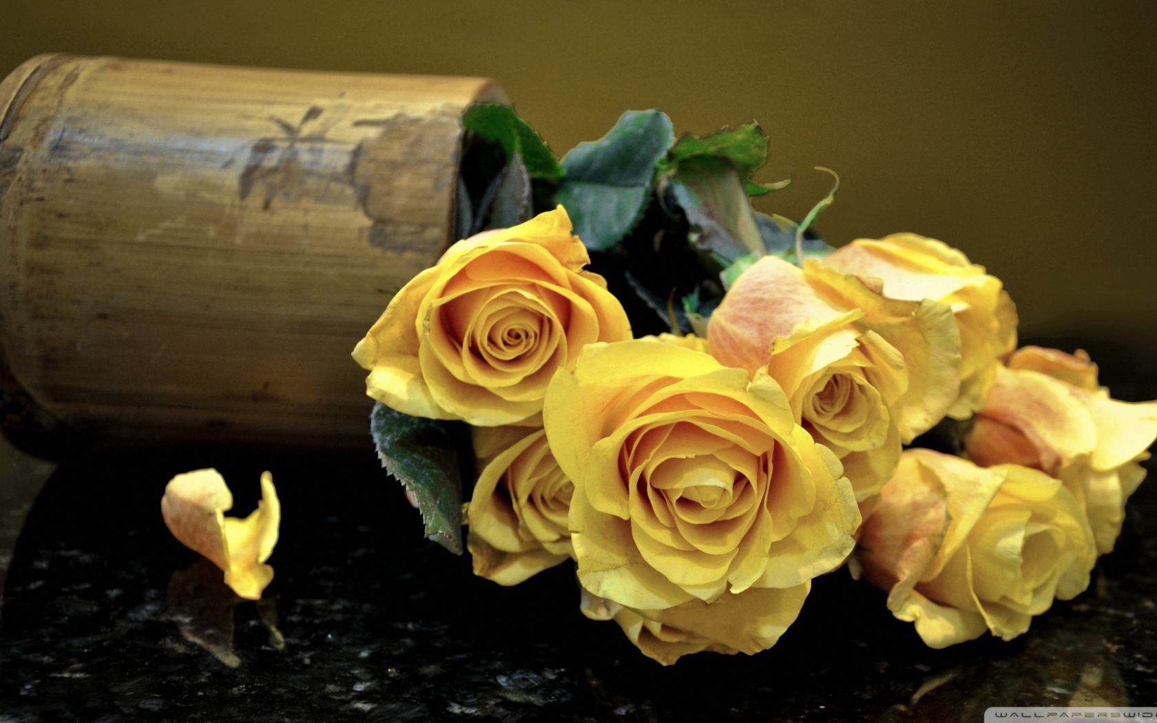 Жёлтые розы на тёмном столе
