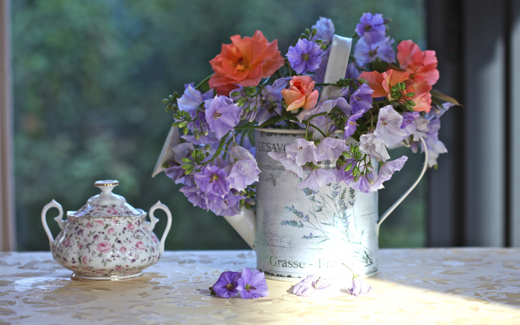 Букет цветов и сахарница