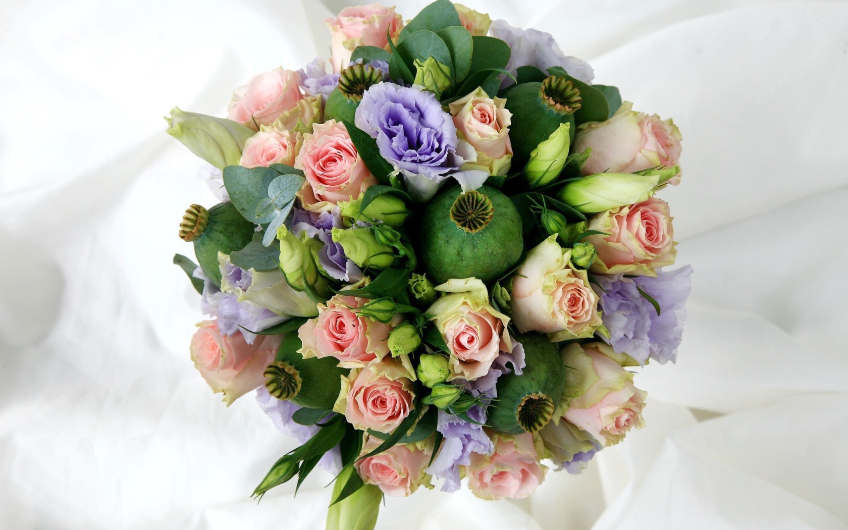 Композиция из роз и мака