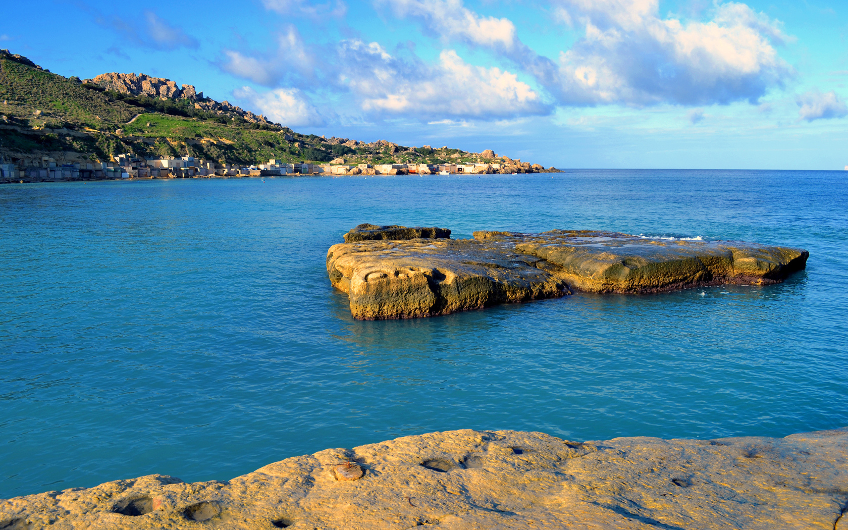 Маленький остров скала