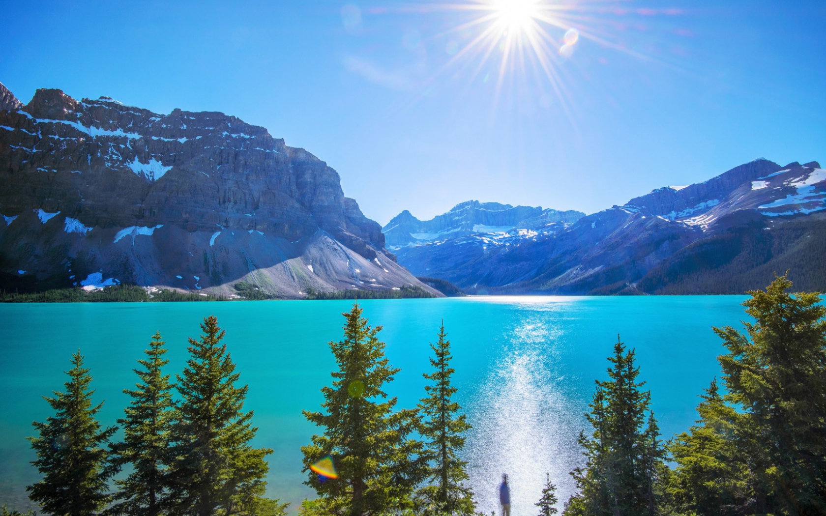 Горное озеро в лучах солнца