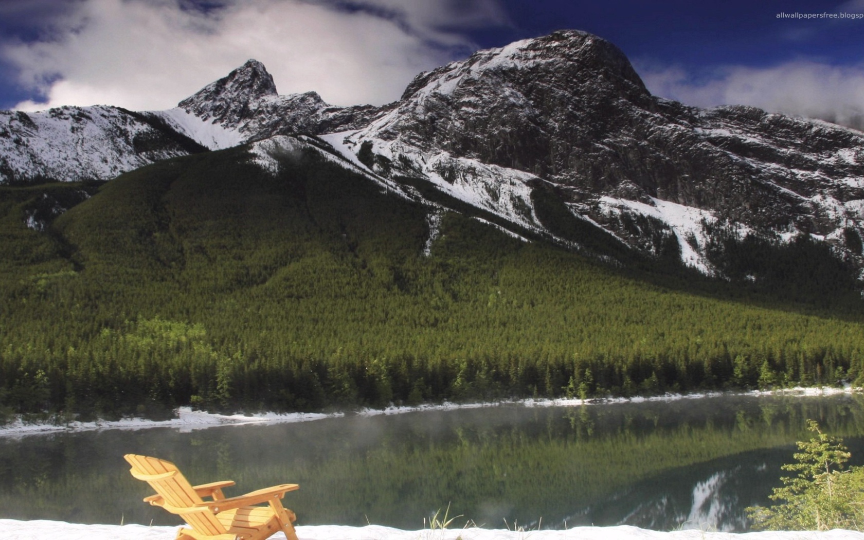 Горный пейзаж со стулом