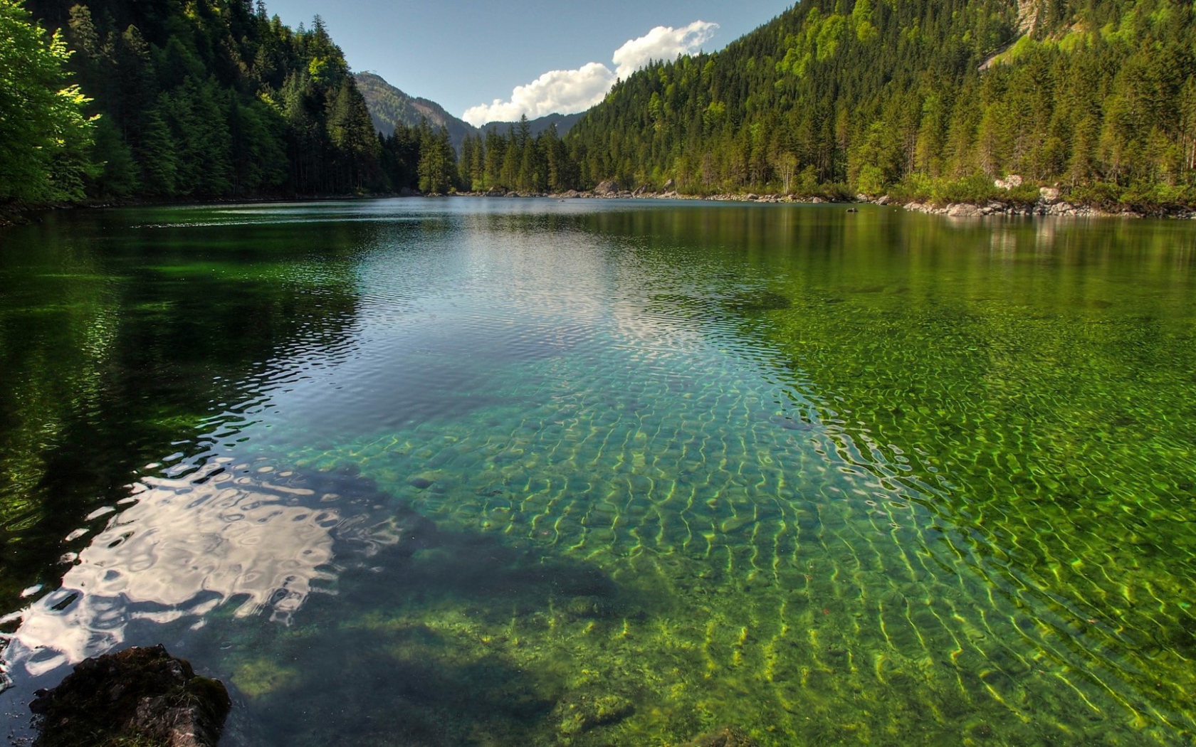 Тихое озеро среди гор