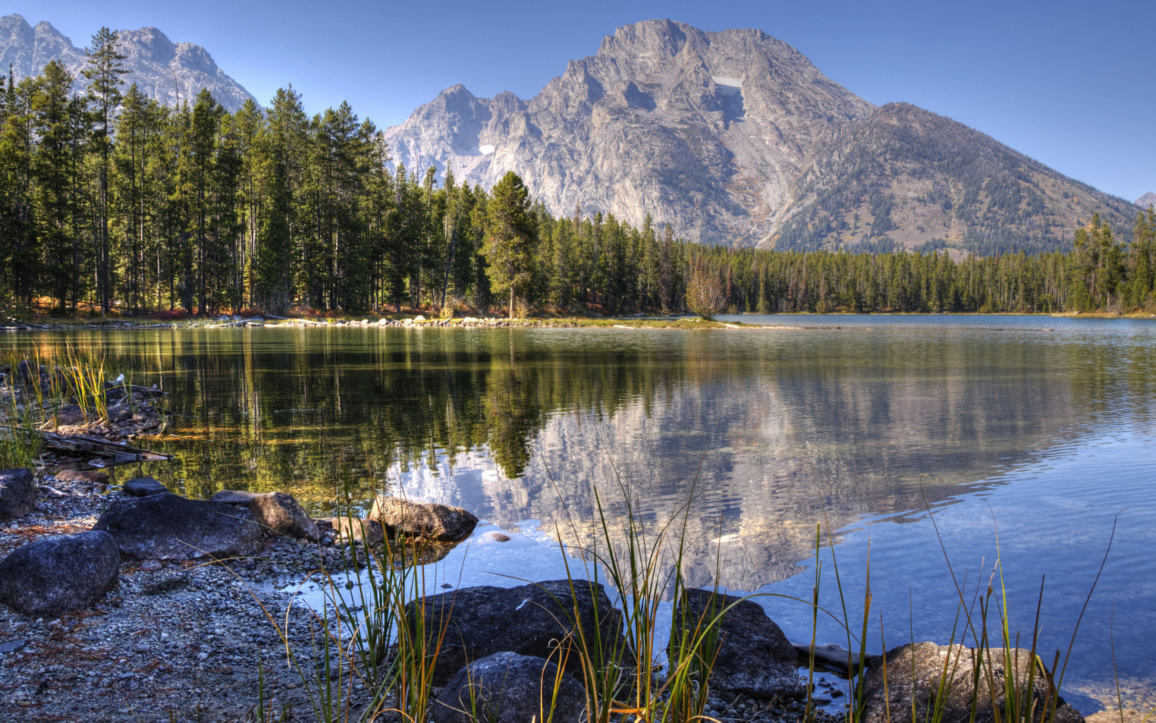 Отражение горы в озере