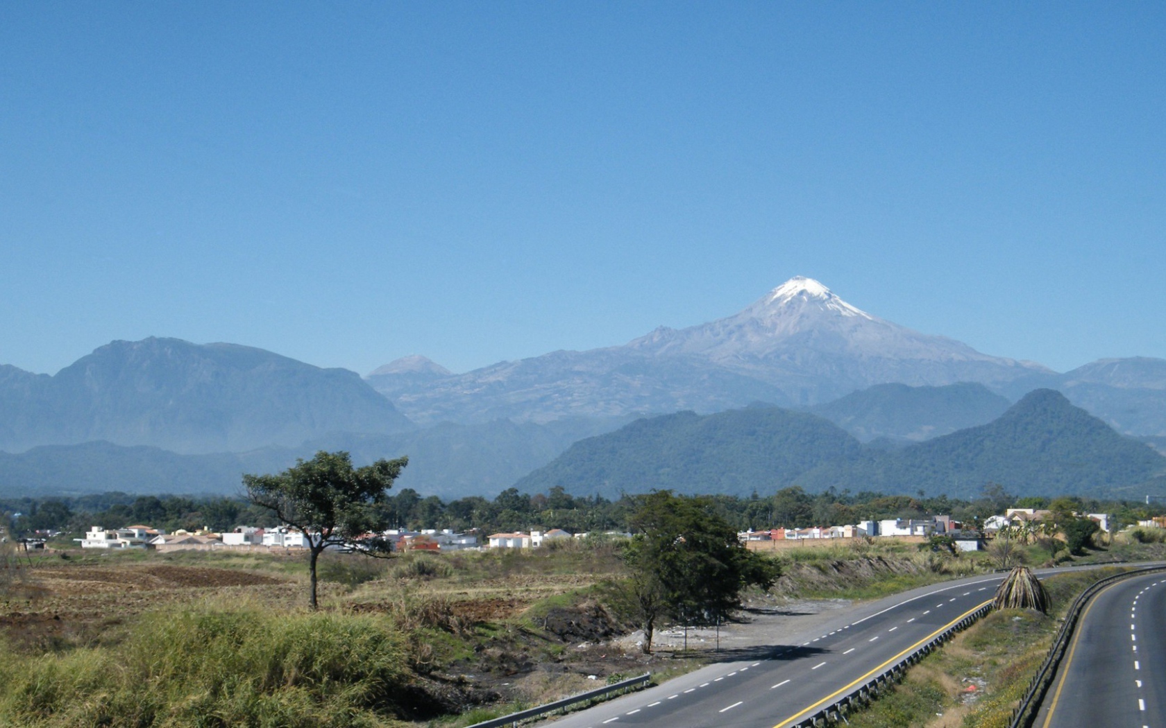 Белоснежная вершина горы