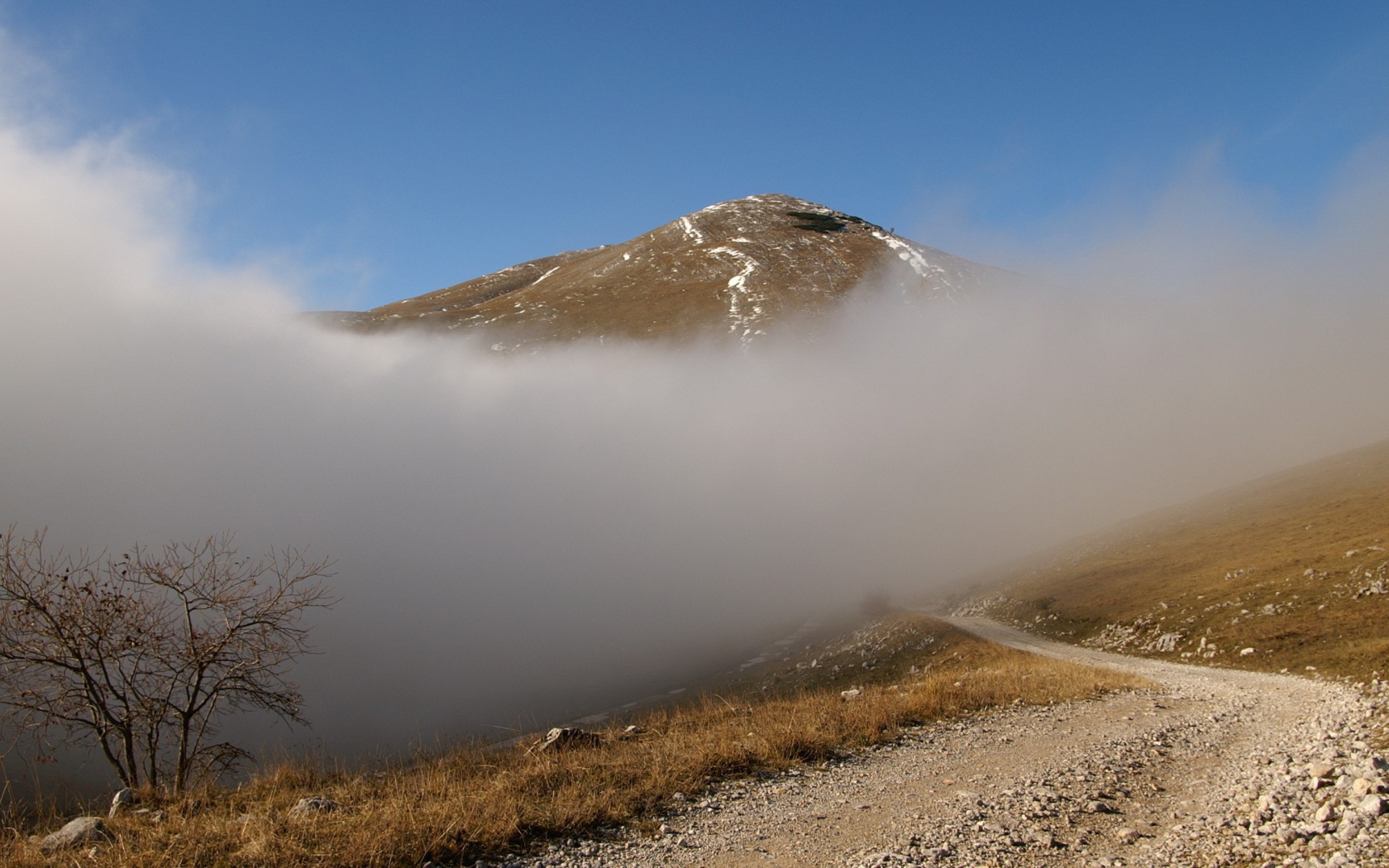 Облако закрыло гору