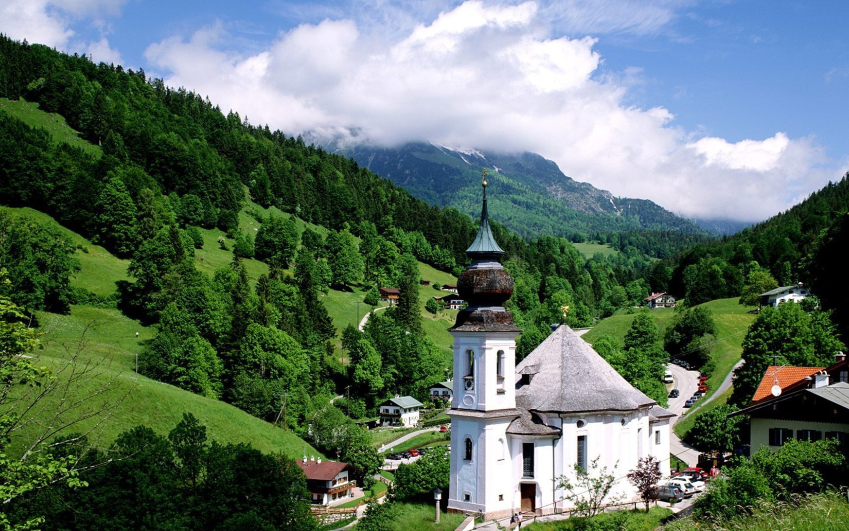 Белая часовня в горах