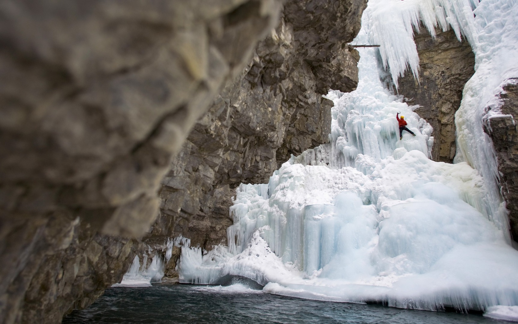 Человек поднимается на ледник