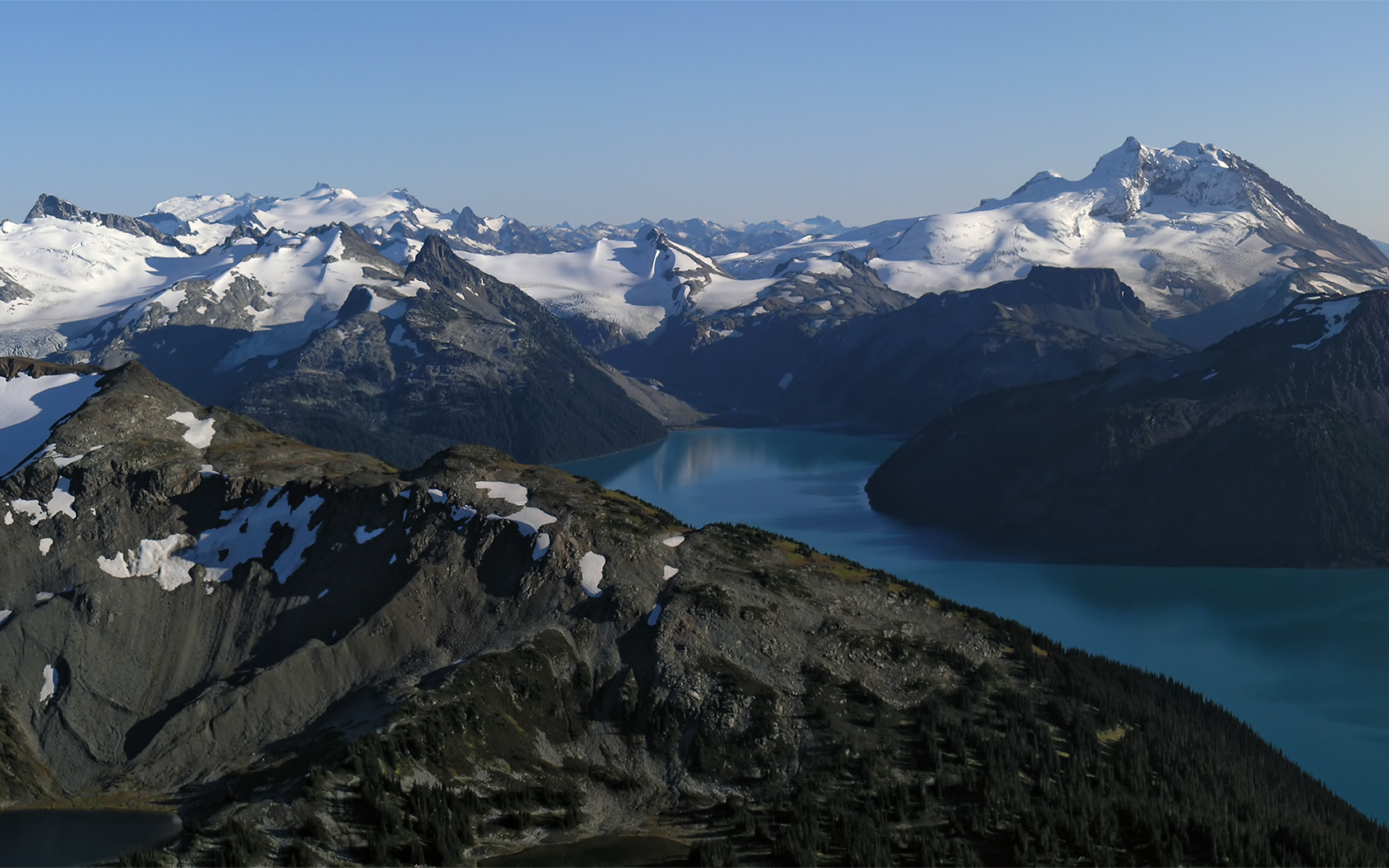 Горный пейзаж с озером