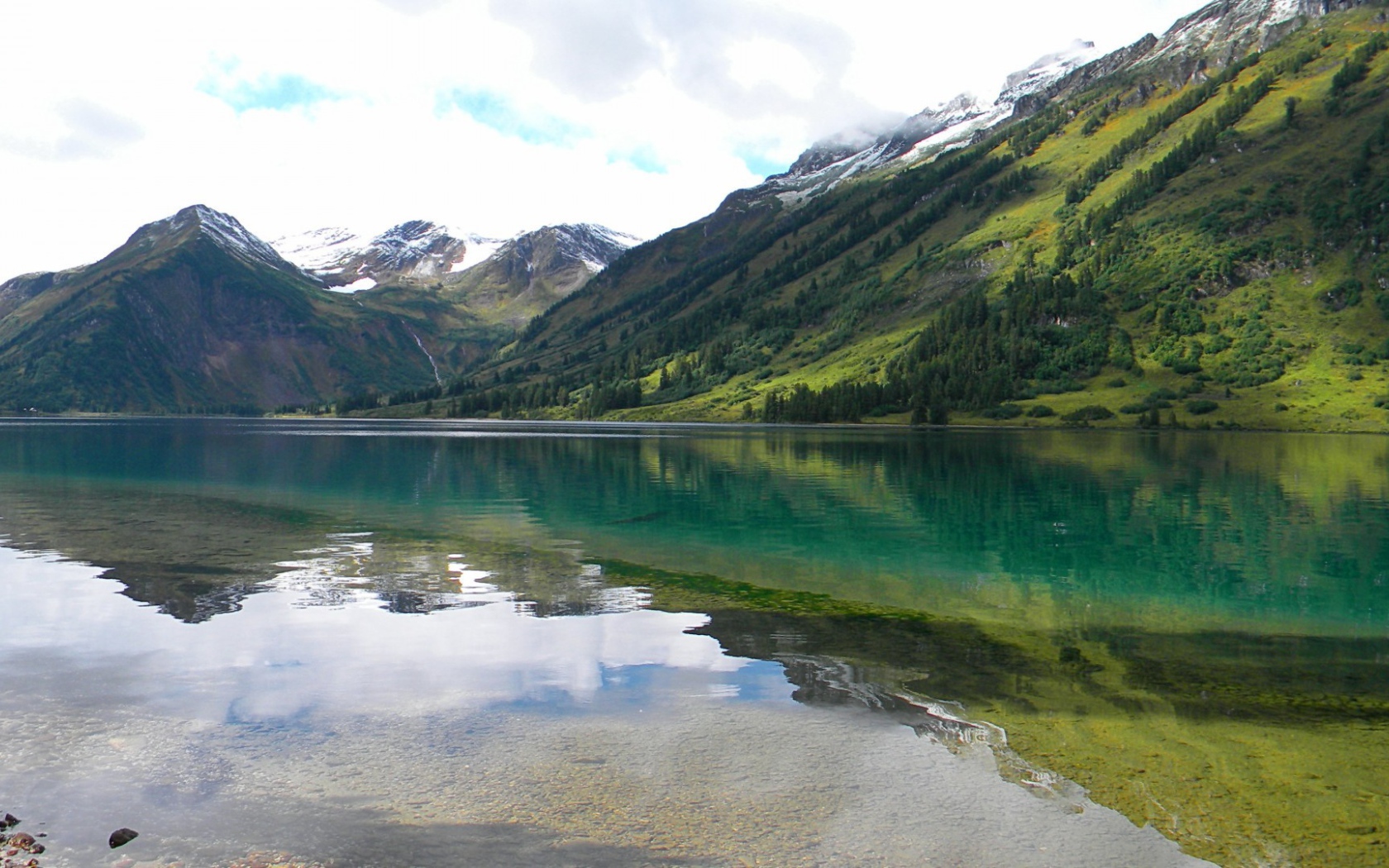 Озеро в горной долине