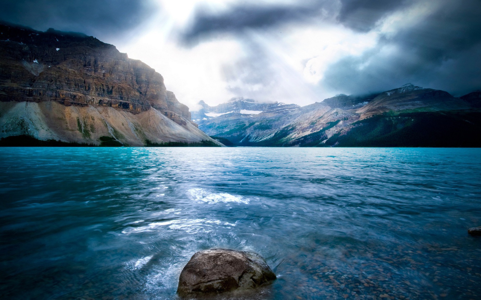 Камень у берега озера