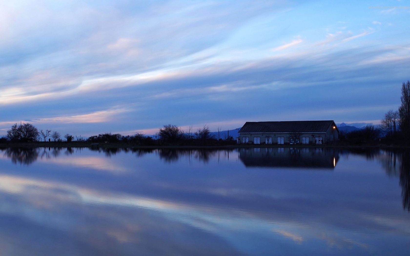 Дом на берегу озера