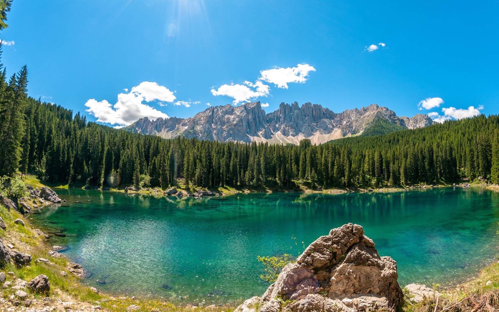 Бирюзовое озеро в горах