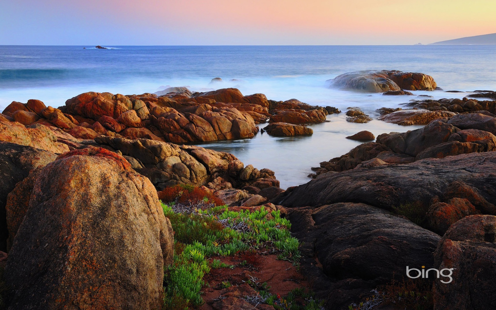 Скалы на побережье