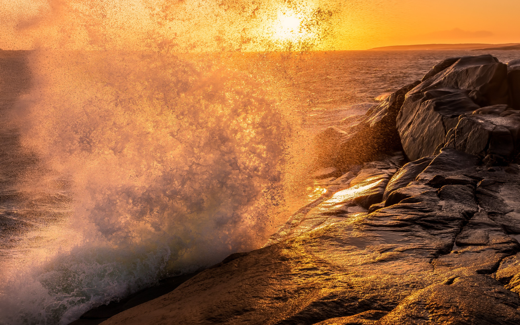 Морской прибой у берега