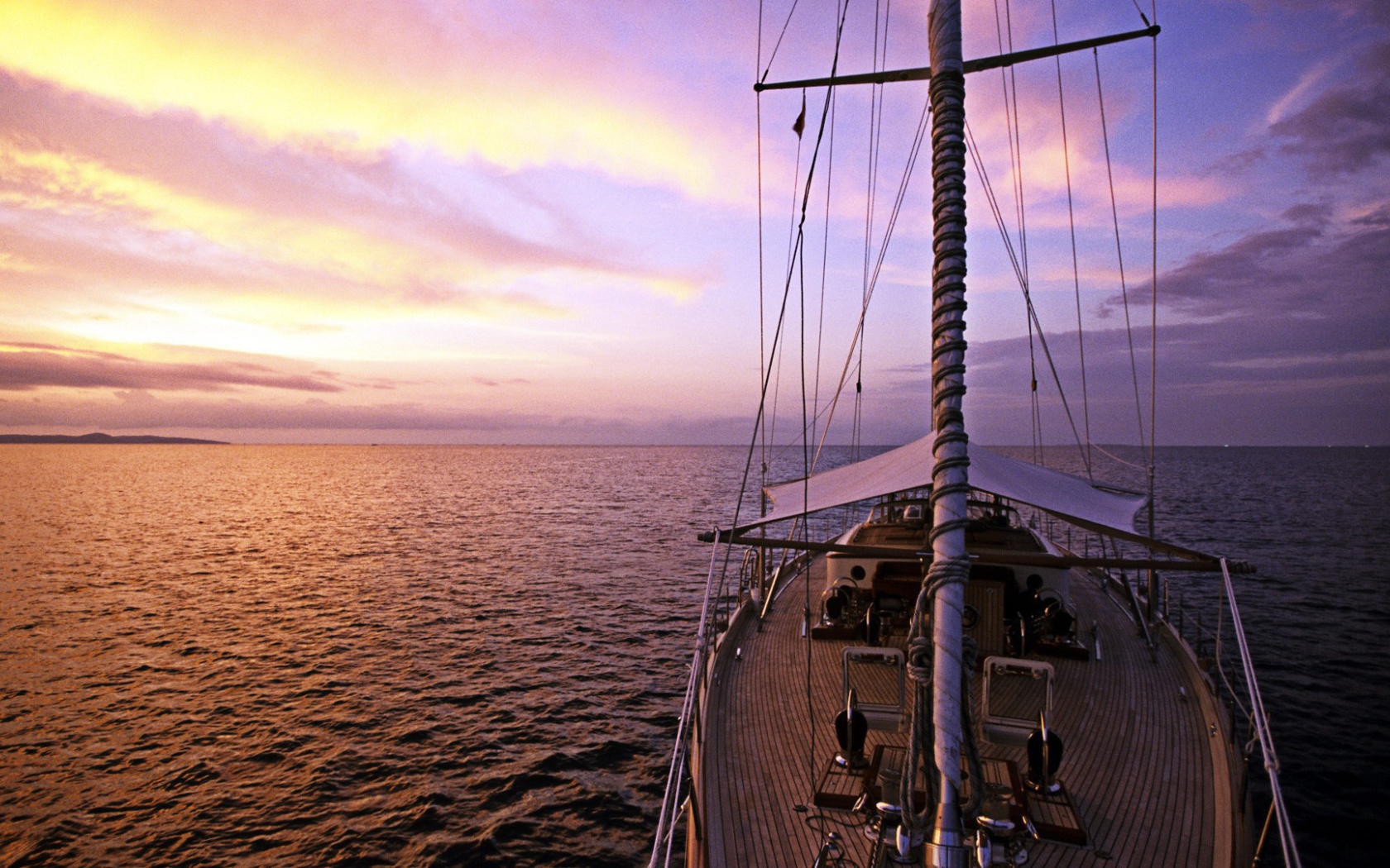 Яхта в море