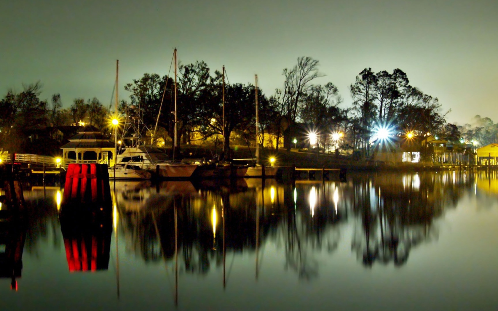 Причал для лодок вечером