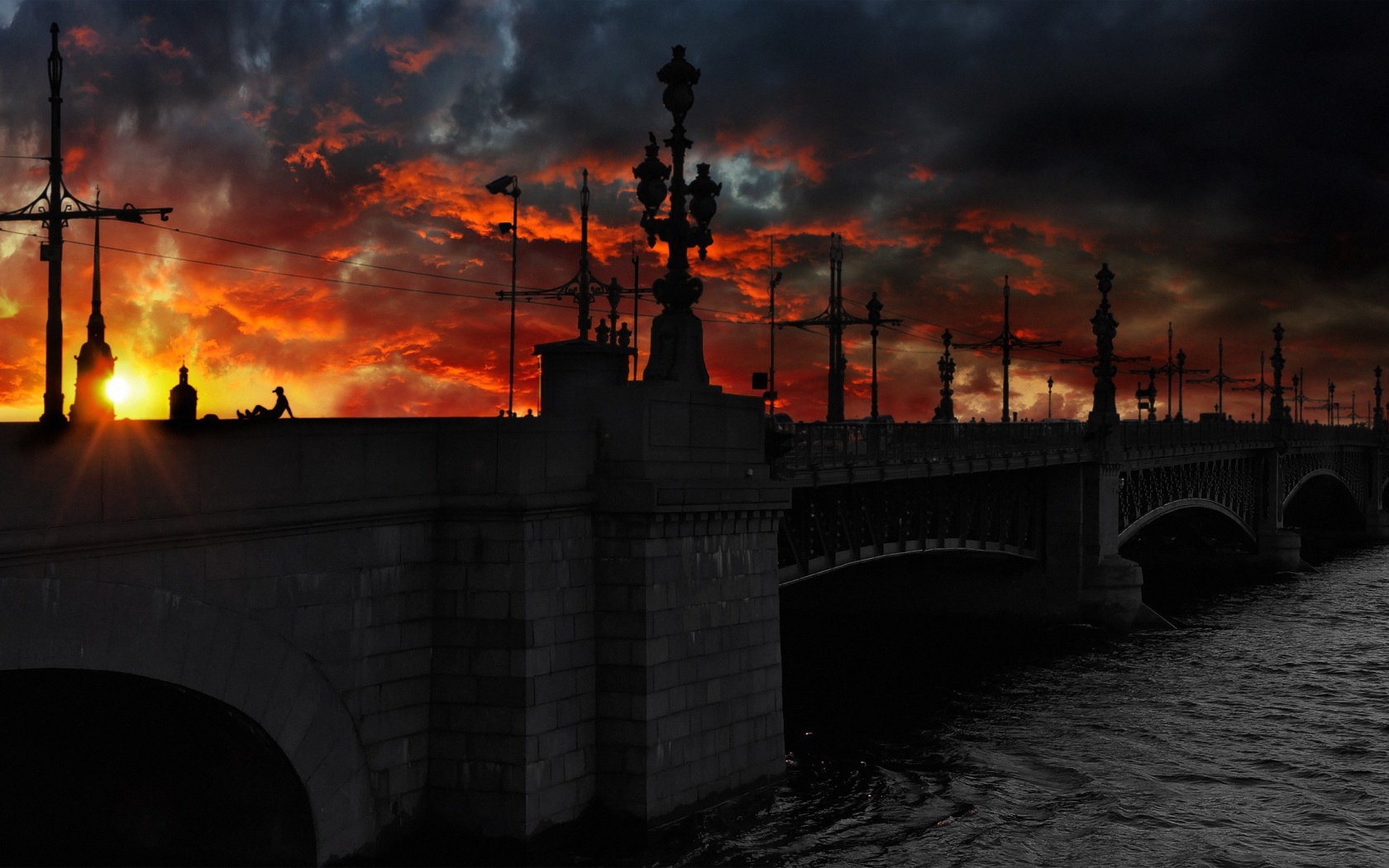 Красный закат за мостом