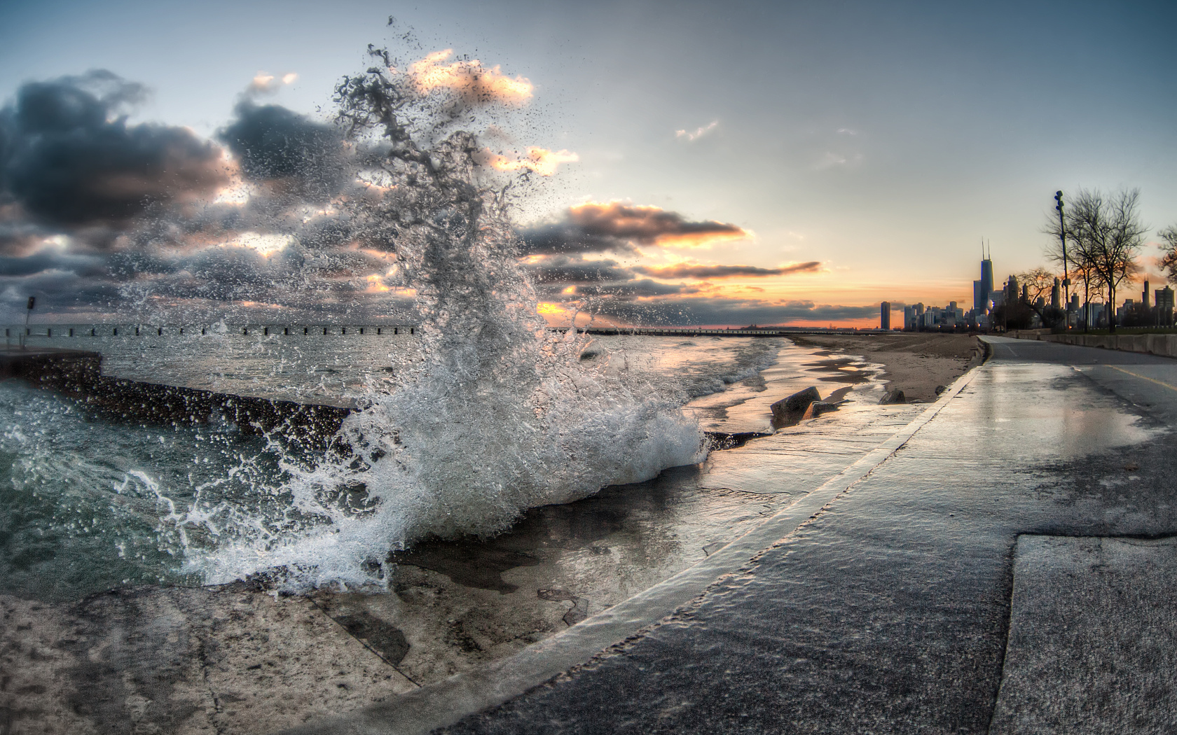 Всплеск волны перед закатом
