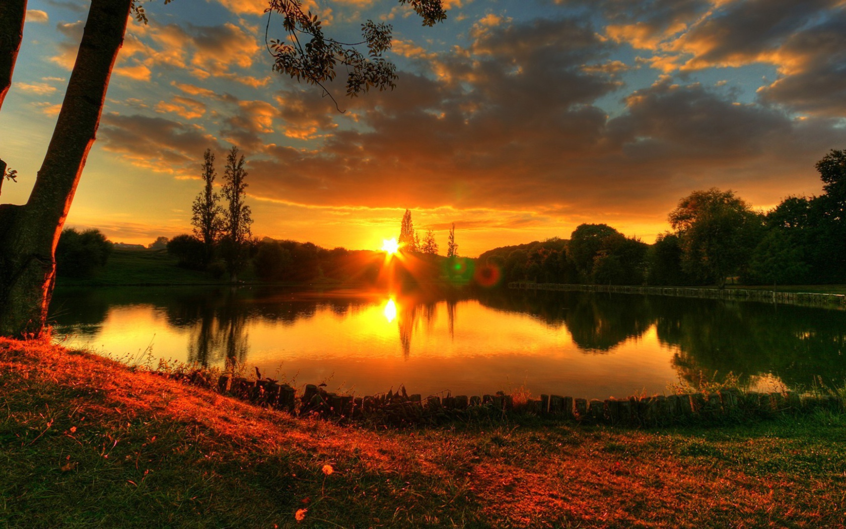 Закат у лесного озера