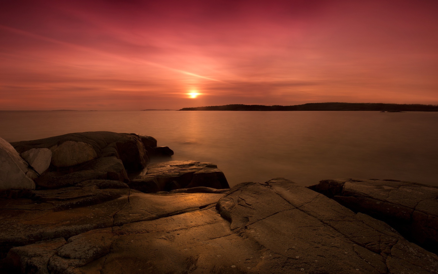 Закат на каменном берегу