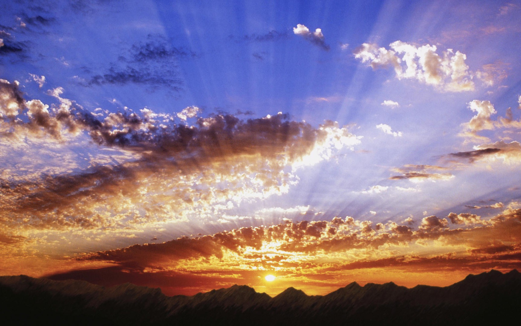 Лучи на небе от заката